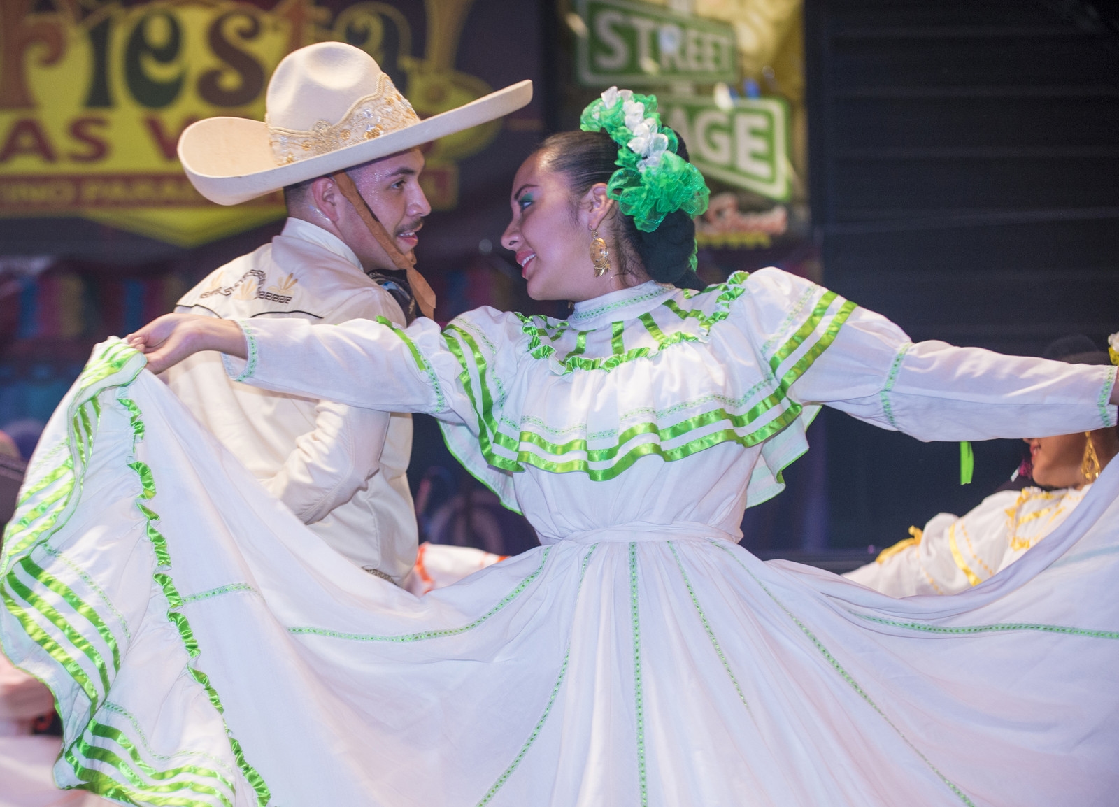 man en vrouw uit colombia dansen salsa